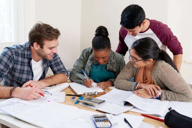étudiants de groupe et écrire des notes à l'université pour apprendre des connaissances ou brainstorming ensemble. amis et photos stock