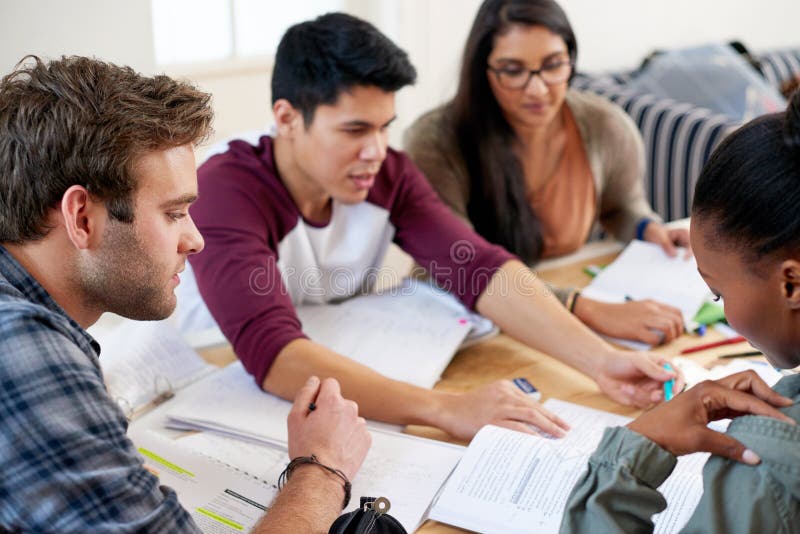 étudiants de groupe et étudiant à la bibliothèque universitaire pour apprendre des connaissances ou le test de remue-méninges. l'é photo libre de droits