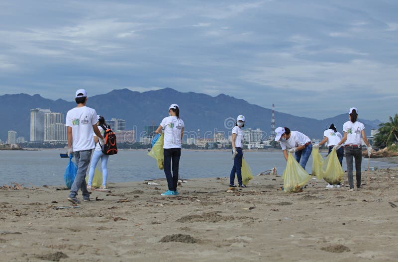 Étudiants de l'université de Nha Trang nettoyant la plage photo stock Étudiants de l'université de Nha Trang nettoyant la plage photo stock