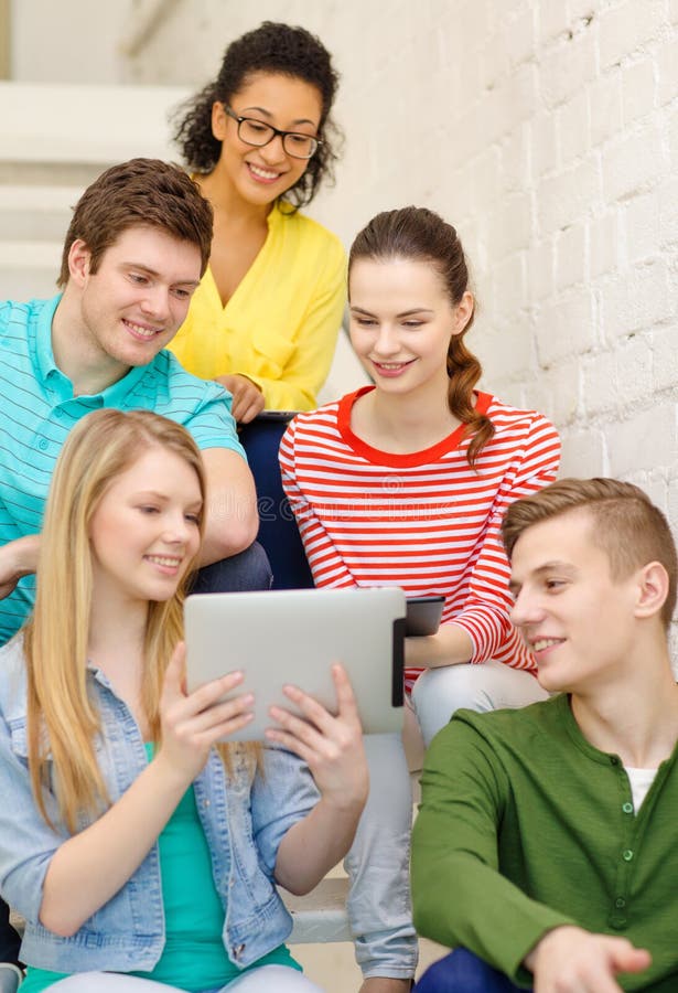 Étudiants de sourire avec l'ordinateur de PC de comprimé photo libre de droits