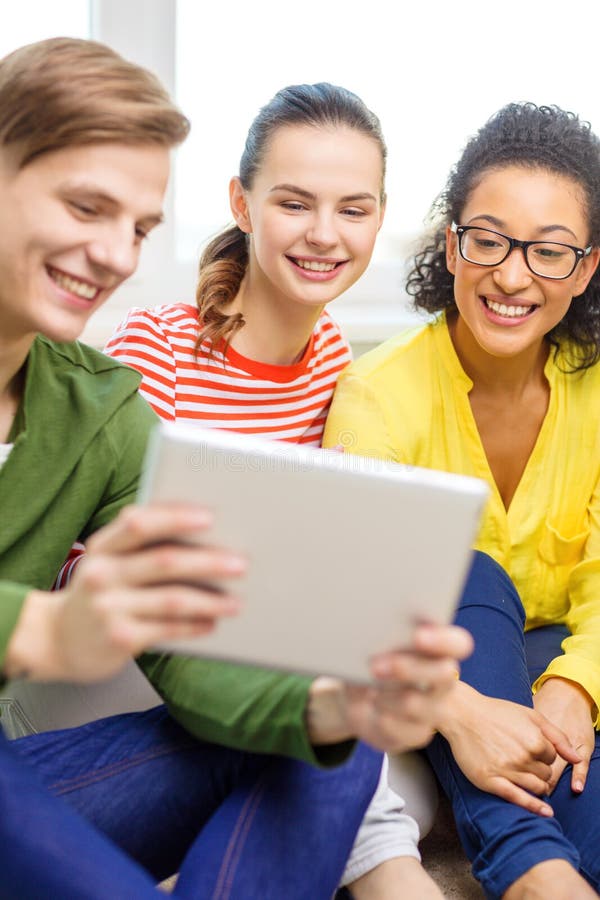 Étudiants de sourire avec l'ordinateur de PC de comprimé image libre de droits