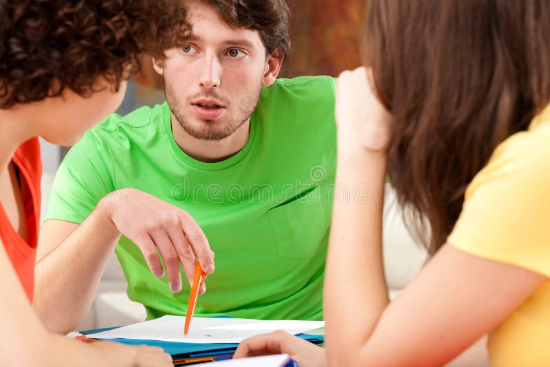Étudiants discutant au sujet du projet images stock Étudiants discutant au sujet du projet images stock