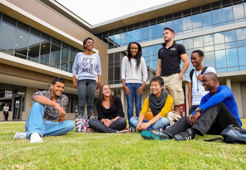 Étudiants divers sur le campus d'université photo stock Étudiants divers sur le campus d'université photo stock