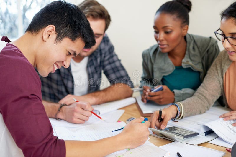 étudiants en groupe et étudiant à l'université pour l'éducation connaissance ou test ensemble. équipe universitaire et personnes l images stock
