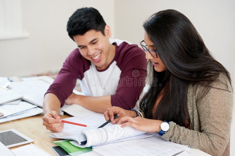 étudiants en éducation et lecture à l'université pour étudier l'apprentissage et la remue-méninges à table. femme homme heureux et image stock