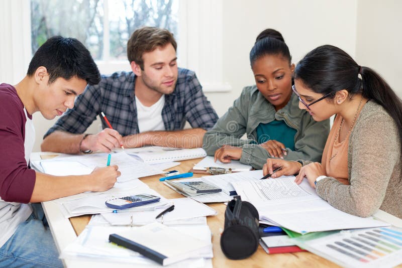 étudiants en équipe et livre de lecture au collège pour les connaissances en éducation ou brainstorming ensemble. groupe universit photos stock