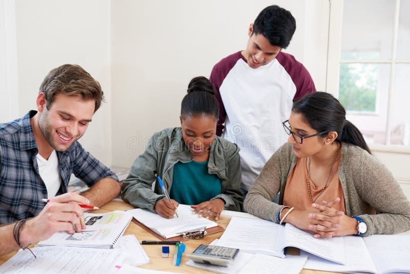 étudiants en équipe et rédaction de notes à l'université pour apprendre des connaissances ou brainstorming ensemble. amis et image stock