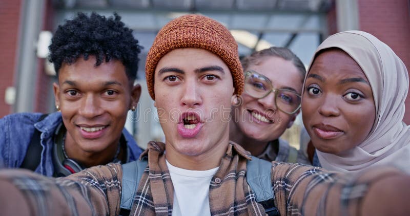 Étudiants heureux amis et selfie avec diversité pour la photographie photo ou la mémoire ensemble sur le campus. Portrait jeune clips vidéos
