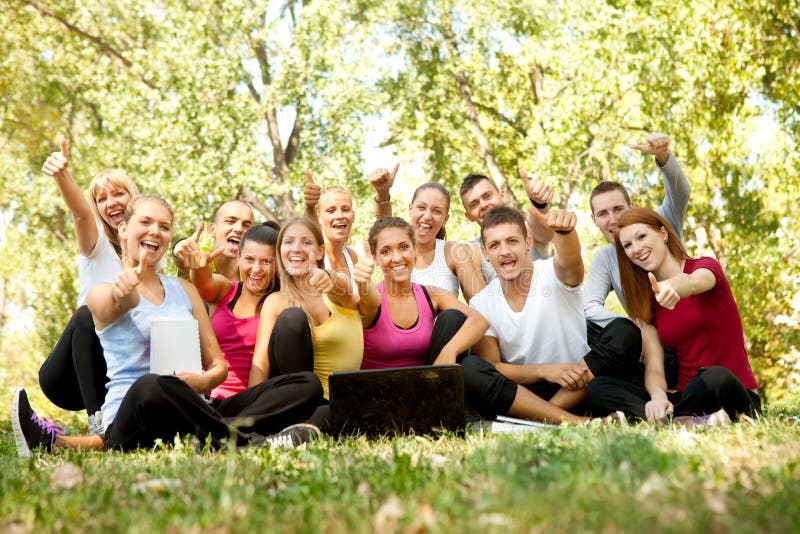 Étudiants heureux en stationnement image stock Étudiants heureux en stationnement image stock