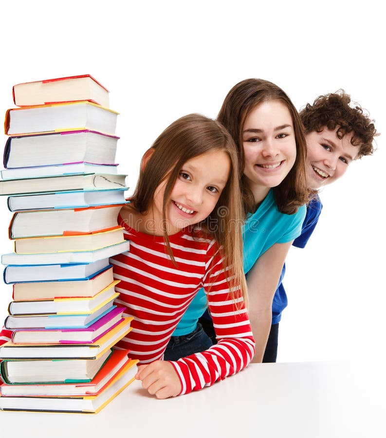 Étudiants et pile des livres images stock Étudiants et pile des livres images stock