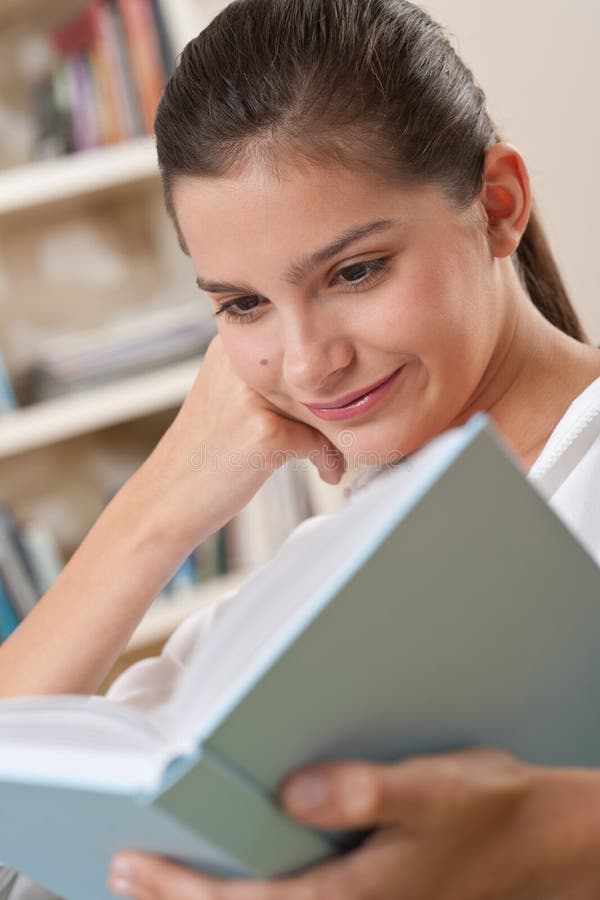 Étudiants - livre de relevé femelle d'adolescent image stock Étudiants - livre de relevé femelle d'adolescent image stock