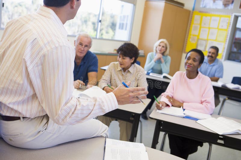 Étudiants mûrs et leur professeur dans une salle de classe images libres de droits Étudiants mûrs et leur professeur dans une salle de classe images libres de droits