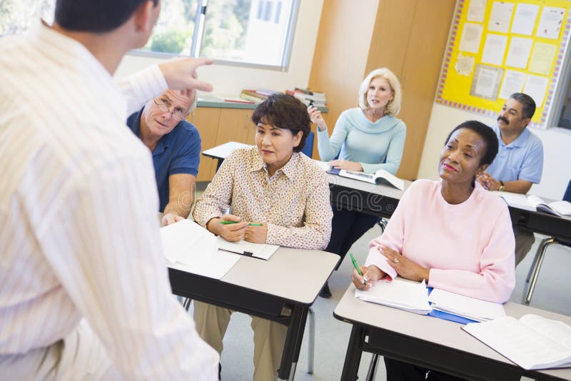 Étudiants mûrs et leur professeur dans une salle de classe images libres de droits Étudiants mûrs et leur professeur dans une salle de classe images libres de droits