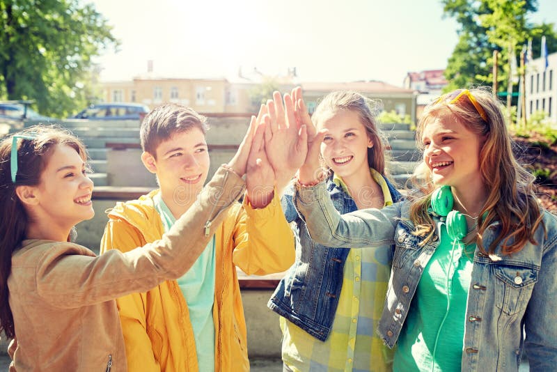 Étudiants ou amis heureux faisant la haute cinq photographie stock libre de droits Étudiants ou amis heureux faisant la haute cinq photographie stock libre de droits