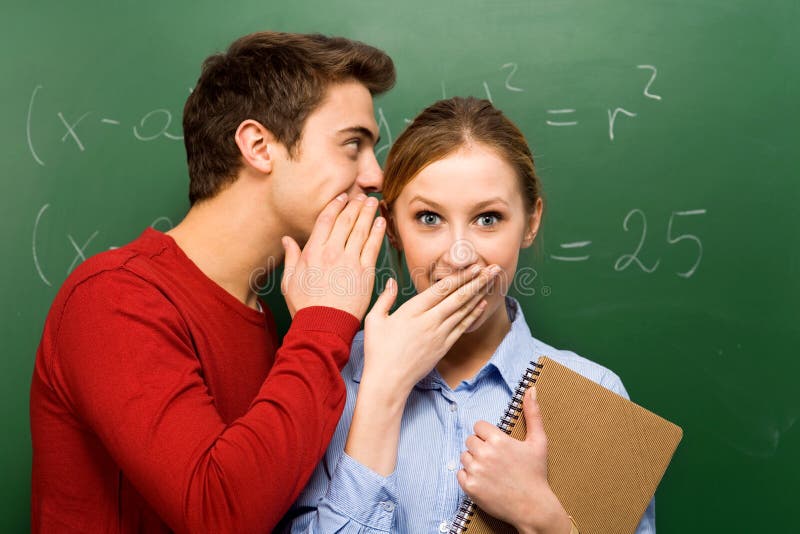Étudiants partageant des secrets image libre de droits Étudiants partageant des secrets image libre de droits