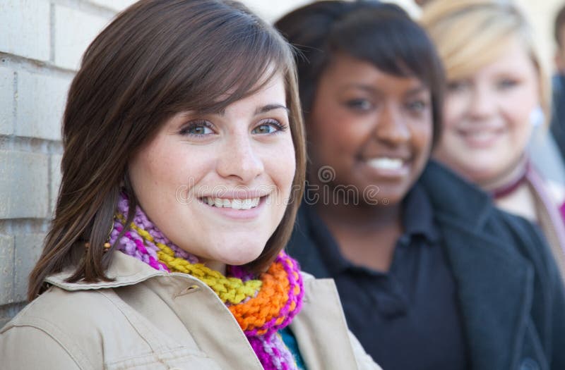 Étudiants universitaires féminins Multi-racial images libres de droits Étudiants universitaires féminins Multi-racial images libres de droits