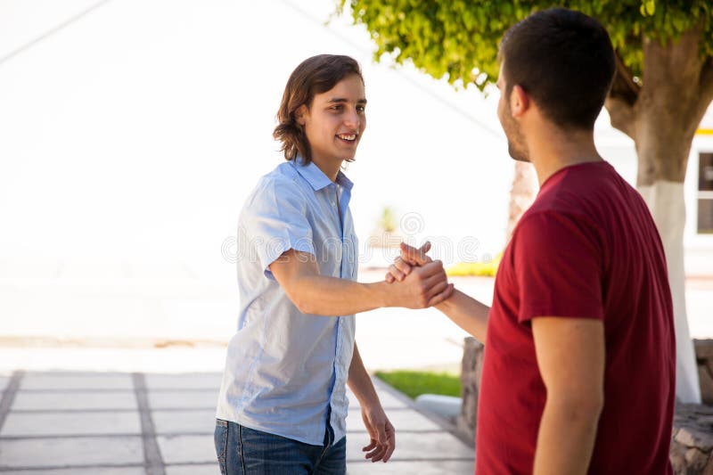 Étudiants universitaires masculins saluant photo stock Étudiants universitaires masculins saluant photo stock