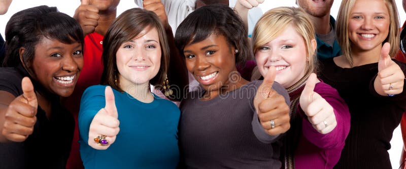 Étudiants universitaires Multi-racial avec des pouces vers le haut photos stock