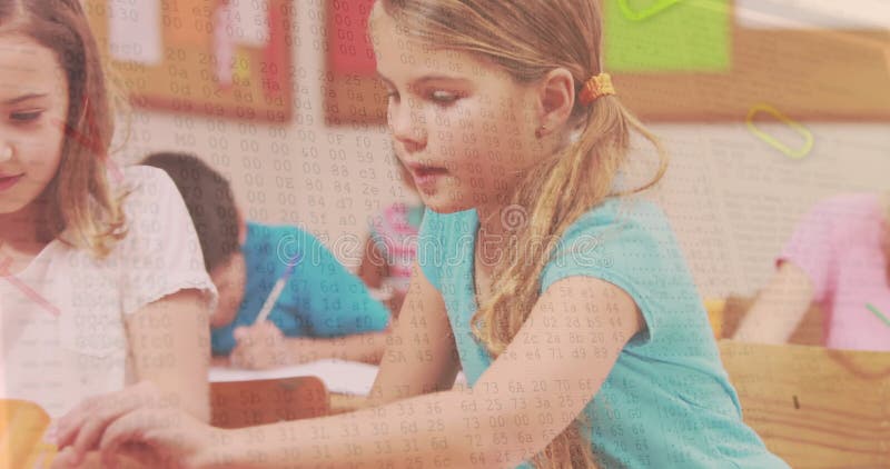 Étudiants écrivant sur des bureaux dans l'espace d'apprentissage avec des crayons animés flottant au-dessus des icônes de trombone banque de vidéos