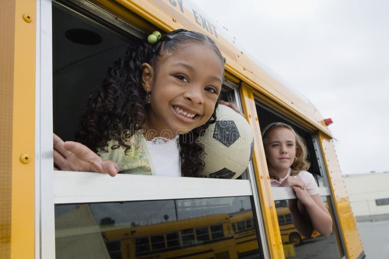 Étudiants élémentaires sur l'autobus scolaire image libre de droits Étudiants élémentaires sur l'autobus scolaire image libre de droits