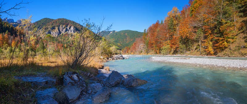 Été indien de la Saint-Martin dans la vallée de rissbach, karwendel de parc naturel photo libre de droits Été indien de la Saint-Martin dans la vallée de rissbach, karwendel de parc naturel photo libre de droits