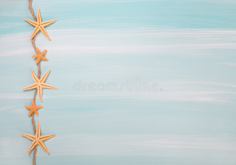Été tropical : fond en bois de bleu ou de turquoise avec des coquilles photo stock Été tropical : fond en bois de bleu ou de turquoise avec des coquilles photo stock
