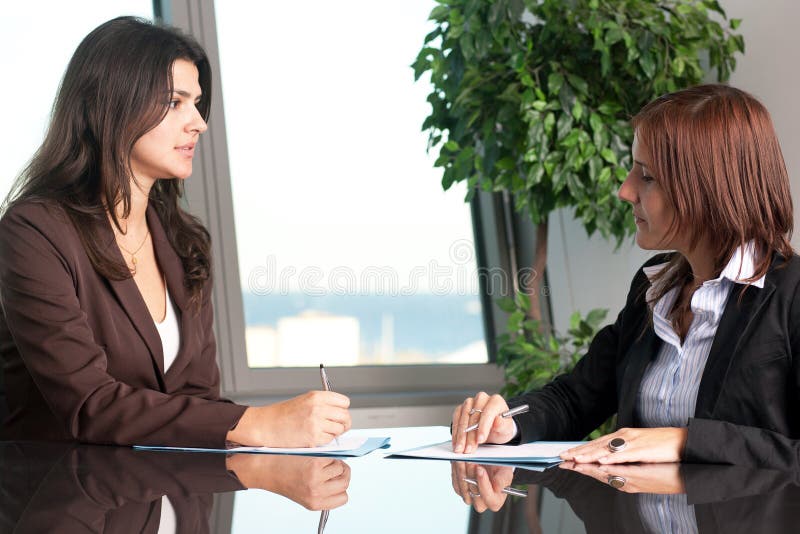 Évaluation d'un employé féminin dans le bureau photos libres de droits Évaluation d'un employé féminin dans le bureau photos libres de droits