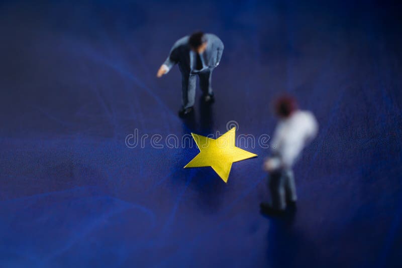 Éxito en concepto del negocio o del talento Opinión superior dos el hombre de negocios miniatura Standing en una estrella de oro imagen de archivo Éxito en concepto del negocio o del talento Opinión superior dos el hombre de negocios miniatura Standing en una estrella de oro imagen de archivo