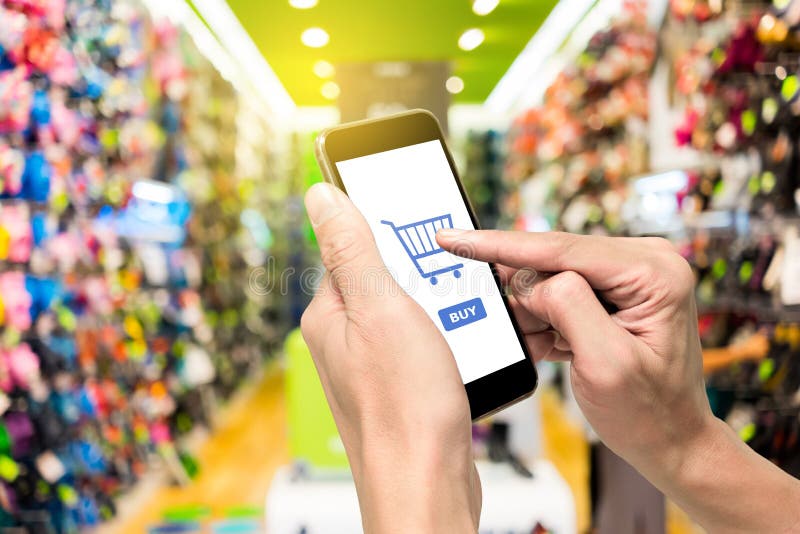 Één gebruikend smartphone om schoenen te kopen royalty-vrije stock afbeelding Één gebruikend smartphone om schoenen te kopen royalty-vrije stock afbeelding
