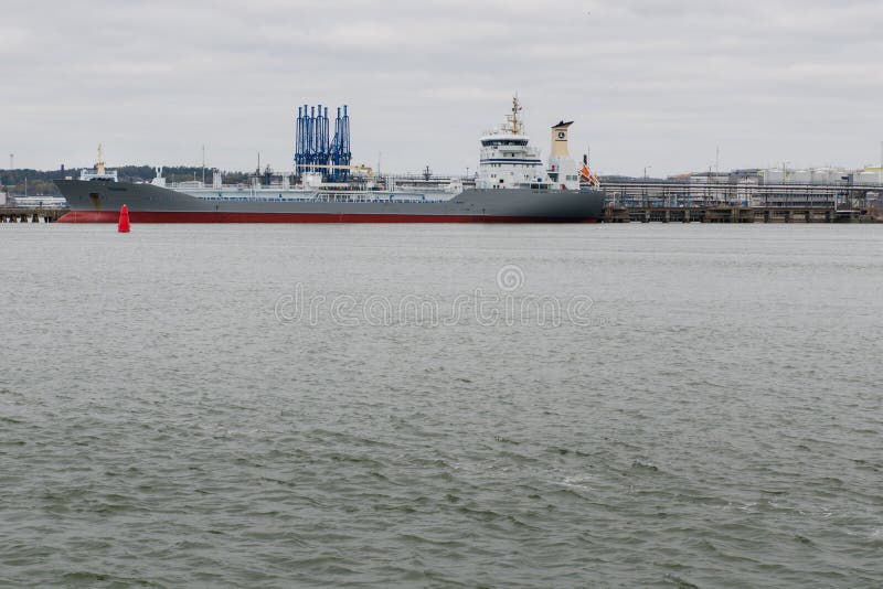 Één groot schip in de haven van Gothenburg stock fotografie Één groot schip in de haven van Gothenburg stock fotografie