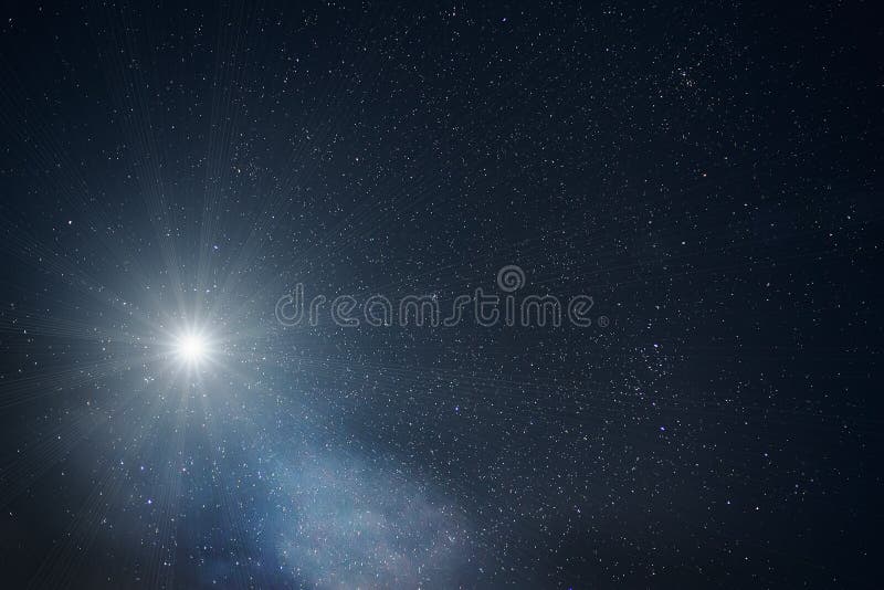 Één heldere grote ster in nachthemel met veel sterren