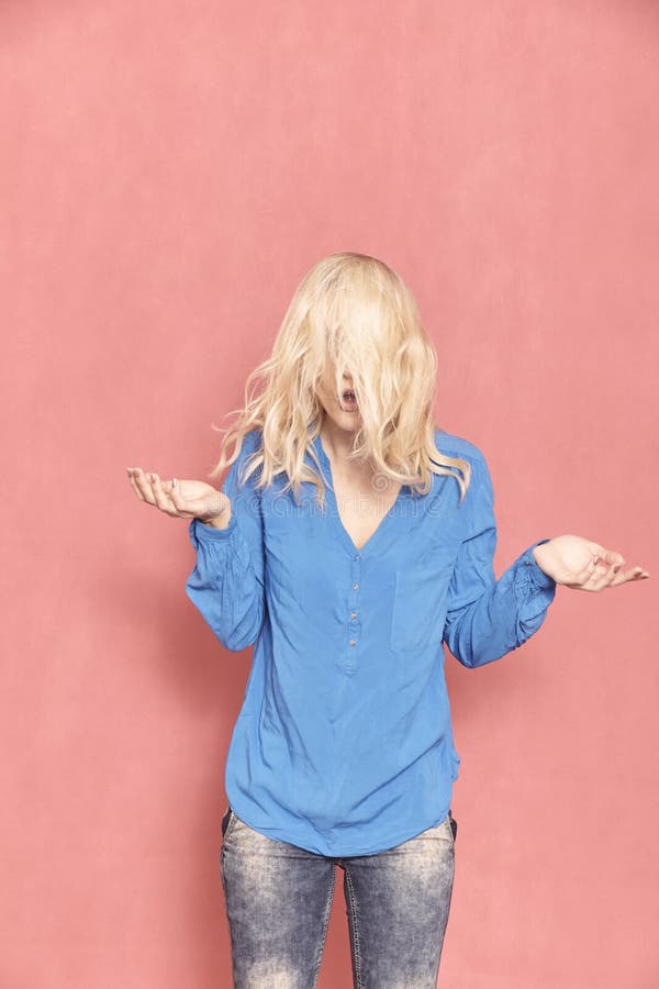 ??n jonge vrouw, jaar 20-29 oud, slordig chaotisch lang blond haar, bijna dolkomisch sinds haar gezicht kan niet worden gezien, w royalty-vrije stock fotografie ??n jonge vrouw, jaar 20-29 oud, slordig chaotisch lang blond haar, bijna dolkomisch sinds haar gezicht kan niet worden gezien, w royalty-vrije stock fotografie