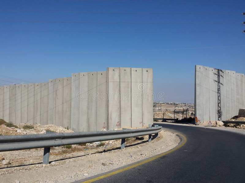 Één manier, poort in muur aan bezette Palestijnse Authentiek stock afbeeldingen Één manier, poort in muur aan bezette Palestijnse Authentiek stock afbeeldingen