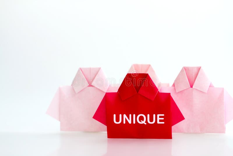 Één Rood onder het witte document van het origamioverhemd, unieke individualiteit a royalty-vrije stock fotografie Één Rood onder het witte document van het origamioverhemd, unieke individualiteit a royalty-vrije stock fotografie