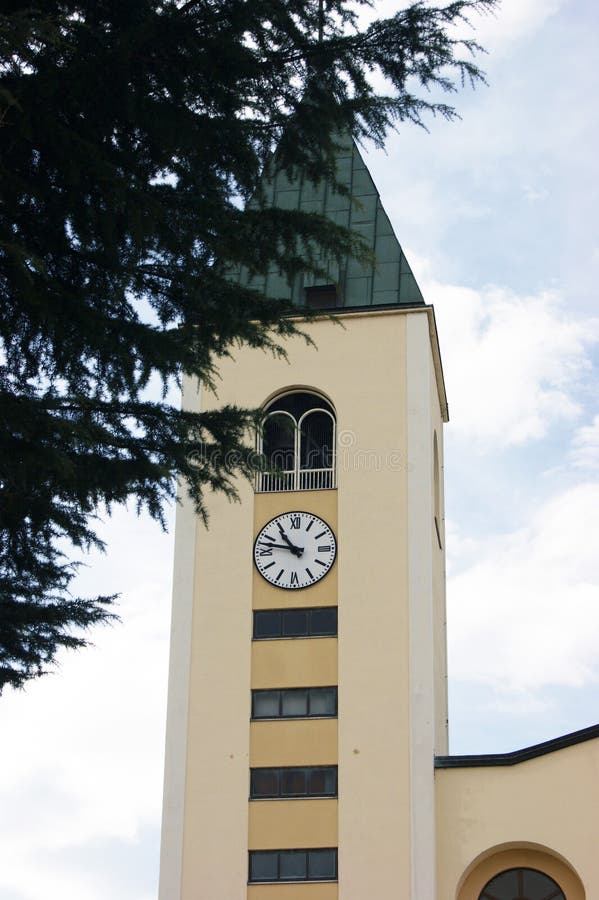 Één van de torens bij St James Church in Medjugorje stock fotografie Één van de torens bij St James Church in Medjugorje stock fotografie
