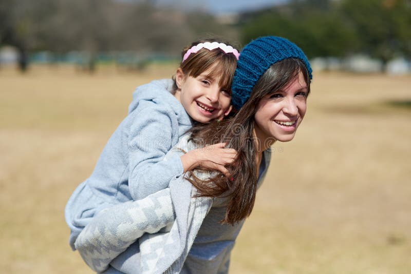 être ensemble est tout ce qui compte. portrait d'une mère et d'une fille se rapprochant au parc.