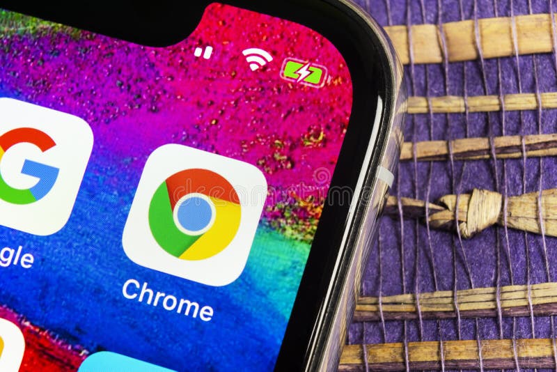 Ícone da aplicação de Google Chrome no close-up da tela do iPhone X de Apple Ícone de Google Chrome app Aplicação de Google Chrom