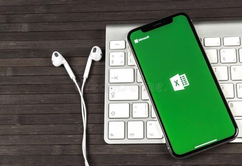 Ícone da aplicação de Microsoft Exel no close-up da tela do iPhone X de Apple Ícone de Exel app do Microsoft Office Microsoft Off fotos de stock royalty free Ícone da aplicação de Microsoft Exel no close-up da tela do iPhone X de Apple Ícone de Exel app do Microsoft Office Microsoft Off fotos de stock royalty free