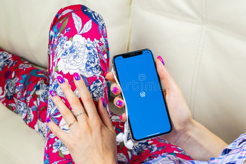 Ícone da aplicação de Wordpress no close-up da tela do iPhone X de Apple nas mãos da mulher Ícone de Wordpress app wordpress apli foto de stock Ícone da aplicação de Wordpress no close-up da tela do iPhone X de Apple nas mãos da mulher Ícone de Wordpress app wordpress apli foto de stock