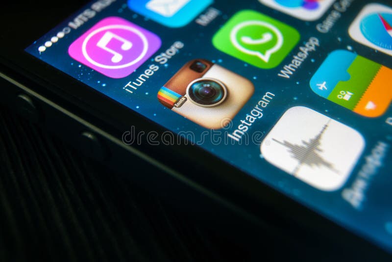 Ícone de Instagram no close-up da tela de IPhone imagem de stock royalty free Ícone de Instagram no close-up da tela de IPhone imagem de stock royalty free