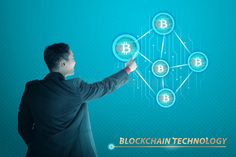 Ícone tocante da rede do bitcoin do homem de negócios asiático bem sucedido fotos de stock Ícone tocante da rede do bitcoin do homem de negócios asiático bem sucedido fotos de stock