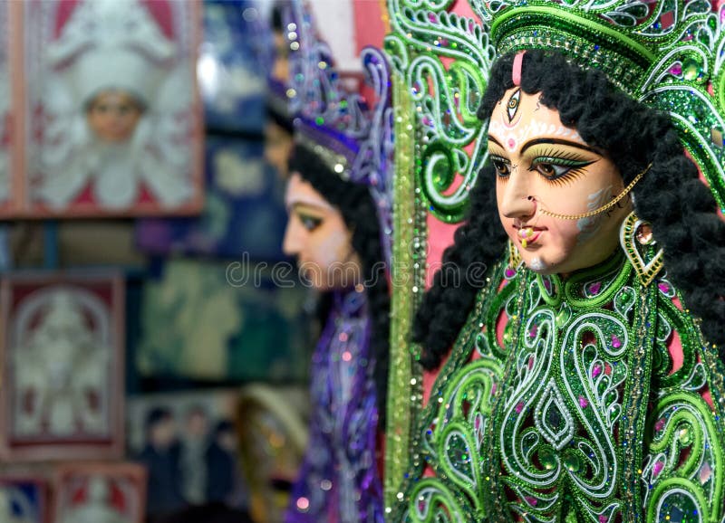 Ídolos coloridos de la diosa Durga en Kumartuli, Kolkata, la India fotos de archivo Ídolos coloridos de la diosa Durga en Kumartuli, Kolkata, la India fotos de archivo