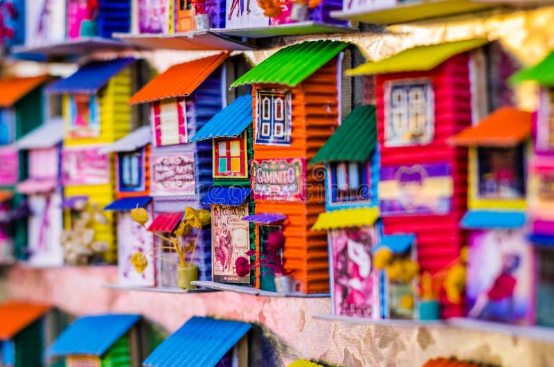 Ímãs do refrigerador com as casas coloridas do La Boca, Buenos Aires fotos de stock Ímãs do refrigerador com as casas coloridas do La Boca, Buenos Aires fotos de stock