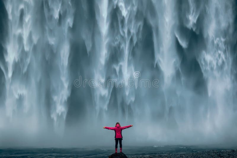 Διάσημος ισχυρός καταρράκτης Skogafoss στη νότια Ισλανδία στοκ φωτογραφίες Διάσημος ισχυρός καταρράκτης Skogafoss στη νότια Ισλανδία στοκ φωτογραφίες