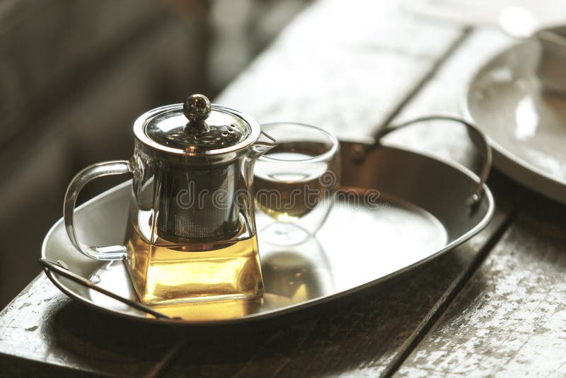 Διαφανή teapot γυαλιού και φλυτζάνι του τσαγιού στο δίσκο ανοξείδωτου στοκ φωτογραφίες Διαφανή teapot γυαλιού και φλυτζάνι του τσαγιού στο δίσκο ανοξείδωτου στοκ φωτογραφίες