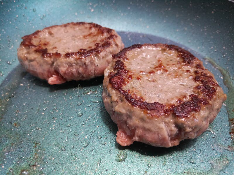 Δύο στρογγυλά οργανικά burgers βόειου κρέατος κλείνουν επάνω στοκ φωτογραφία Δύο στρογγυλά οργανικά burgers βόειου κρέατος κλείνουν επάνω στοκ φωτογραφία