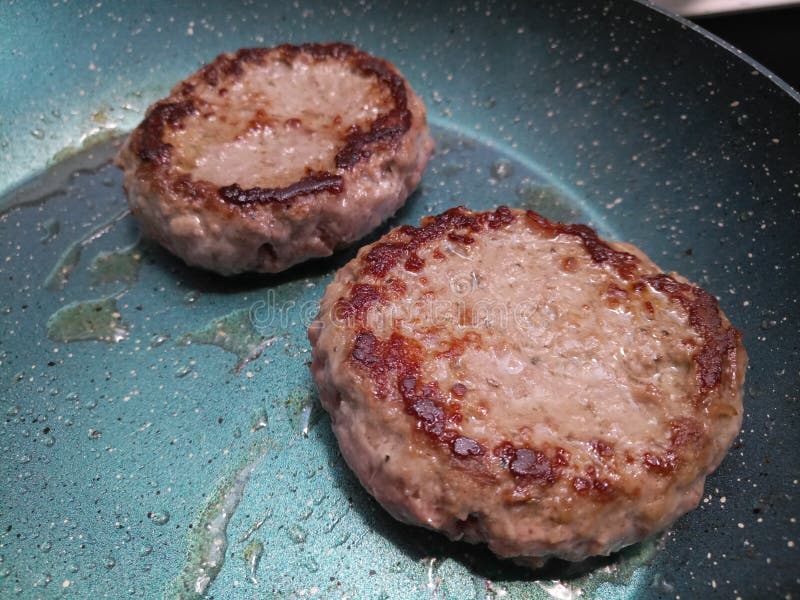 Δύο στρογγυλά οργανικά burgers βόειου κρέατος κλείνουν επάνω στοκ εικόνες με δικαίωμα ελεύθερης χρήσης Δύο στρογγυλά οργανικά burgers βόειου κρέατος κλείνουν επάνω στοκ εικόνες με δικαίωμα ελεύθερης χρήσης