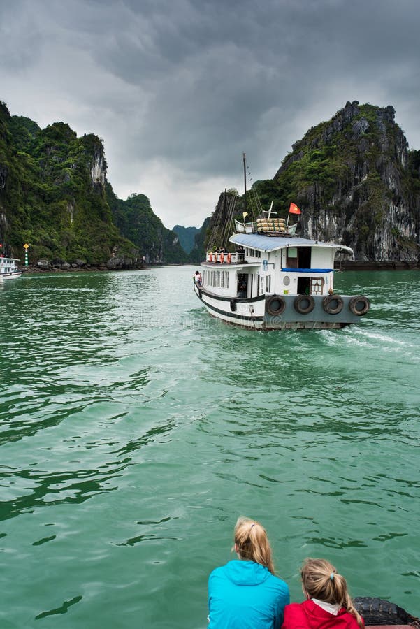 Île dans la baie de Halong, Vietnam photos stock Île dans la baie de Halong, Vietnam photos stock