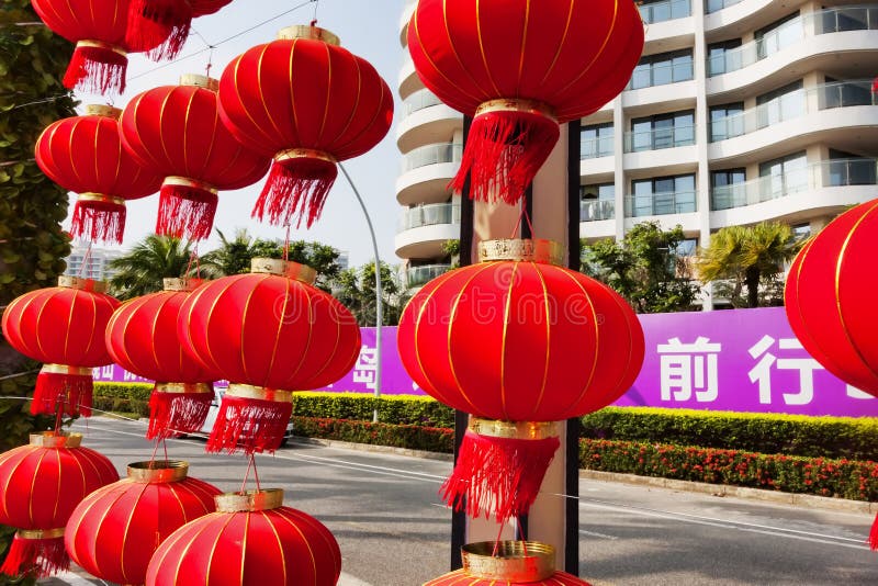 Île de Hainan en péninsule de Shenzhou, Chine - 12 février 2017 : Vue de rue avec beaucoup de lanternes rouges chinoises photo stock Île de Hainan en péninsule de Shenzhou, Chine - 12 février 2017 : Vue de rue avec beaucoup de lanternes rouges chinoises photo stock