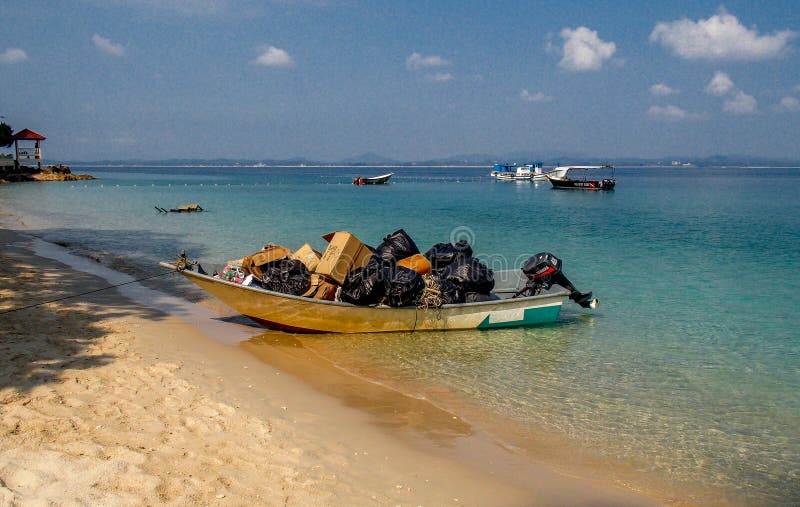 Île de Kapas de bateau de déchets, Terengganu photo libre de droits Île de Kapas de bateau de déchets, Terengganu photo libre de droits